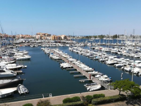 Studio cabine VUE PORT avec piscine, parc, boulodrome et parking privé